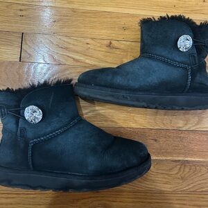 UGGS BAILEY BUTTON